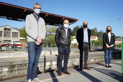 Nestor Rego con Iv&aacute;n Rivas, Francisco Jorquera e Amelia S&aacute;nchez na estaci&oacute;n de Betanzos-Infesta