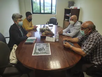 Mercedes Queixas e David Carro na reuni&oacute;n coa comunidade de propietarios do Pol&iacute;gono