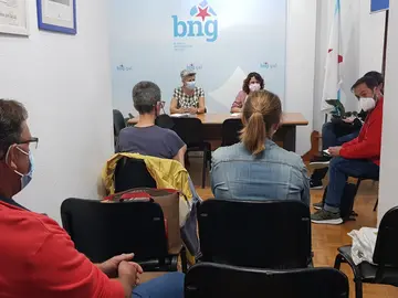 Imaxe da reuni&oacute;n coa deputada Mercedes Queixas