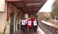 O BNG denuncia na estación de tren que as mulleres terán que saír do país para poder abortar"