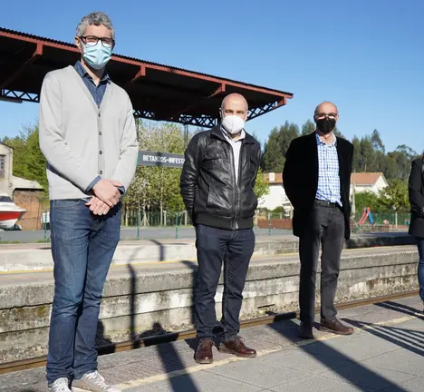 Nestor Rego con Iv&aacute;n Rivas, Francisco Jorquera e Amelia S&aacute;nchez na estaci&oacute;n de Betanzos-Infesta