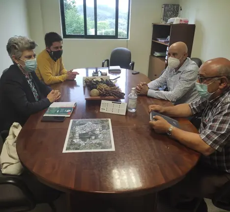 Mercedes Queixas e David Carro na reuni&oacute;n coa comunidade de propietarios do Pol&iacute;gono